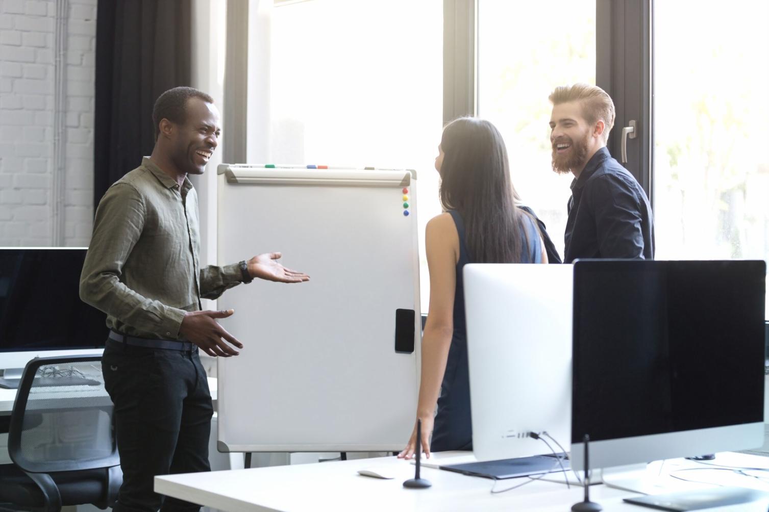 Equipo de profesionales financieros colaborando en estrategias de negocio