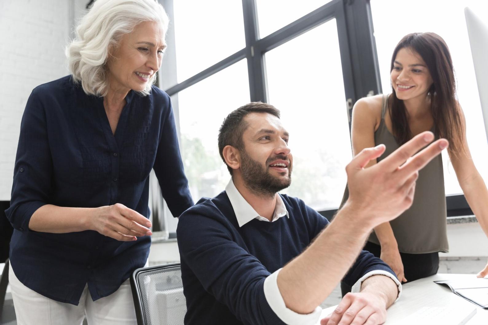 Equipo de profesionales analizando estrategias financieras colaborativas