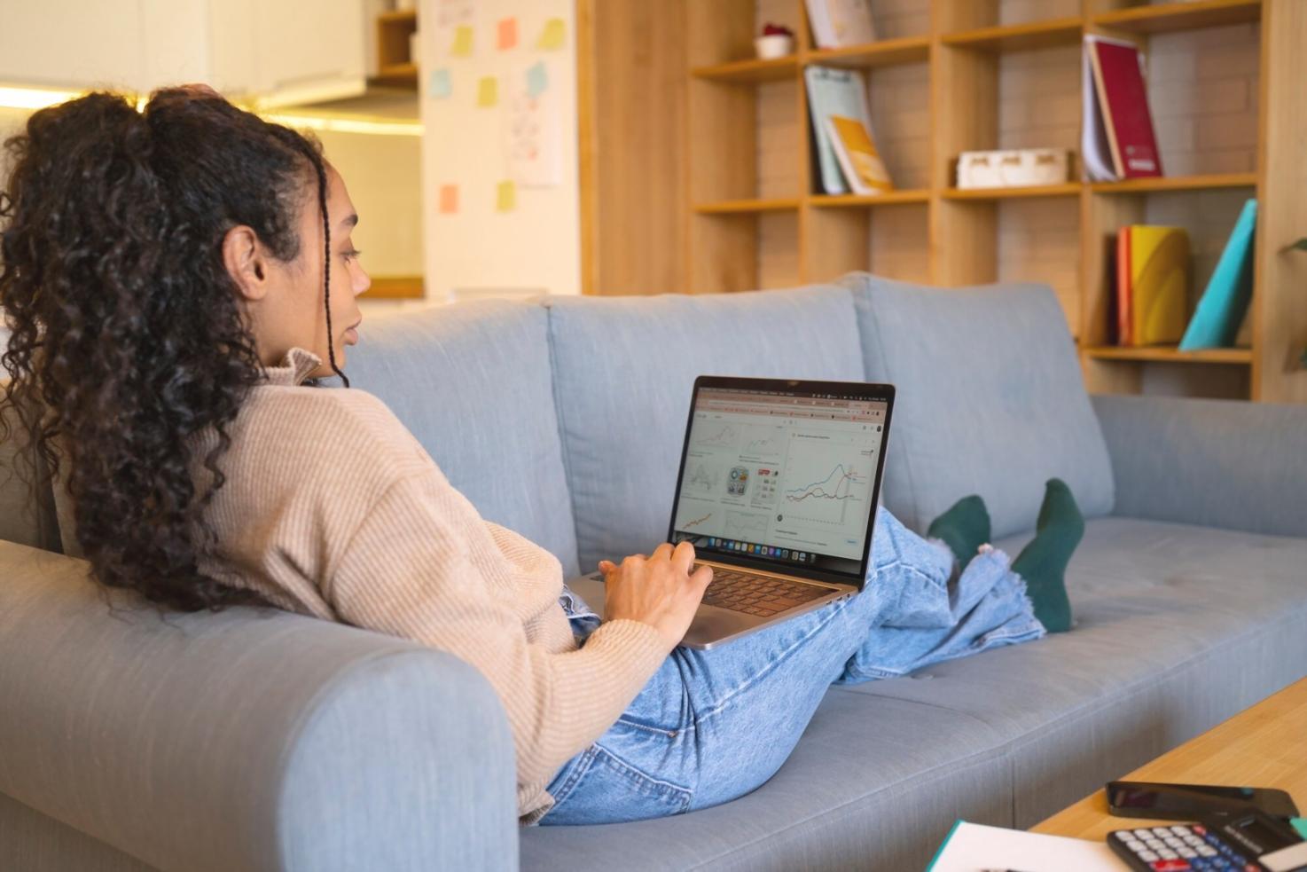 Análisis financiero detallado con documentos y gráficos en mesa de trabajo