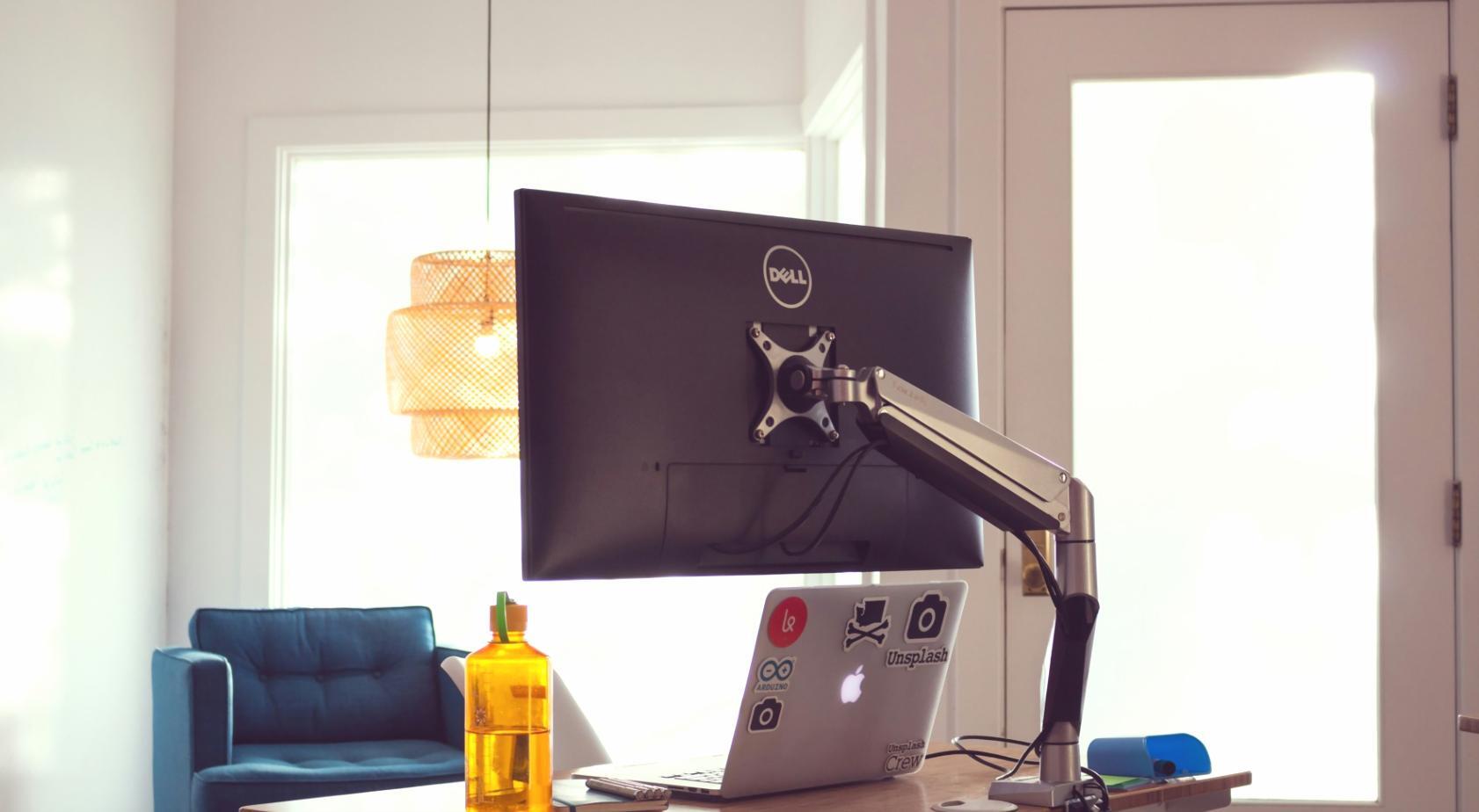 Reunión estratégica entre socios empresariales en oficina moderna de Valencia