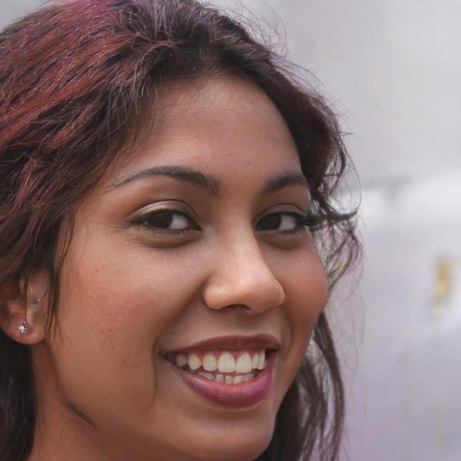 Retrato profesional de Eliana Montserrat, Directora Financiera